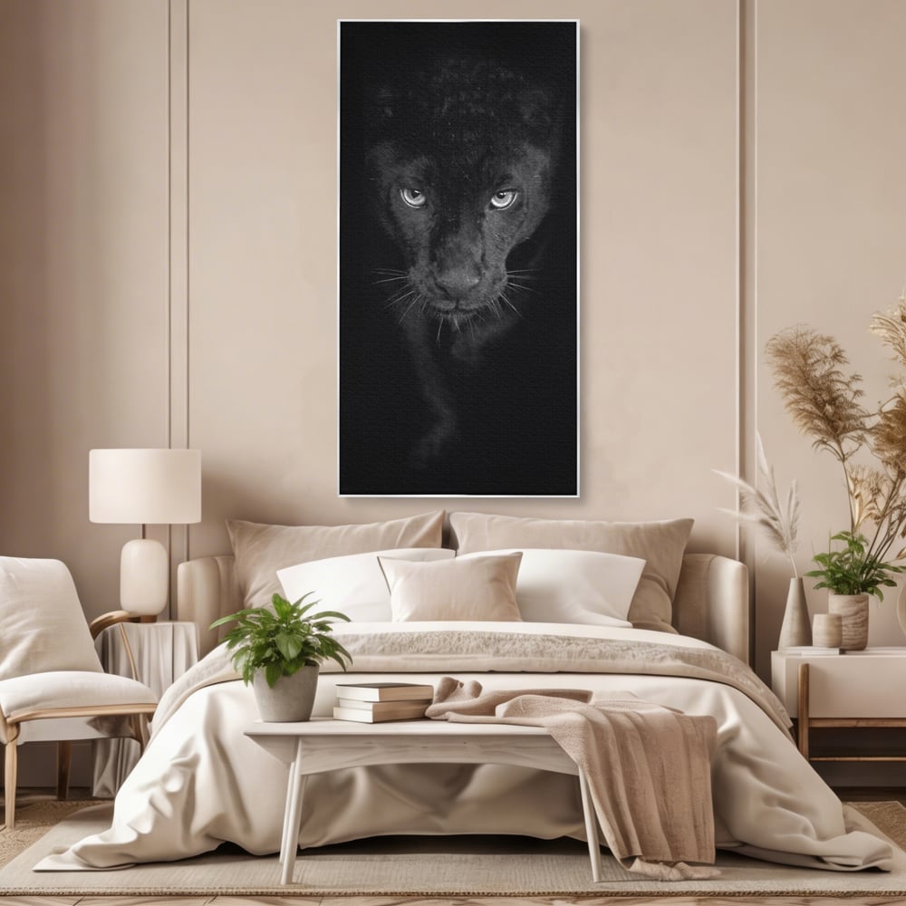 Tablou canvas cu tablou canvas cu pantera neagra, in rama de aluminiu argintiu, pe perete intr-un dormitor